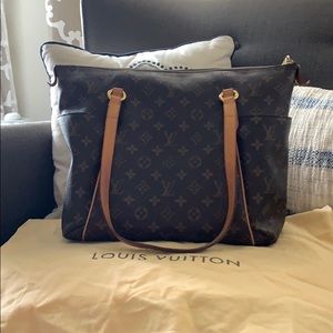 🎉Louis Vuitton purse in excellent condition.